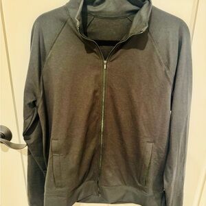 Vuori V2013 Men's Sz Small olive color full zip jacket.